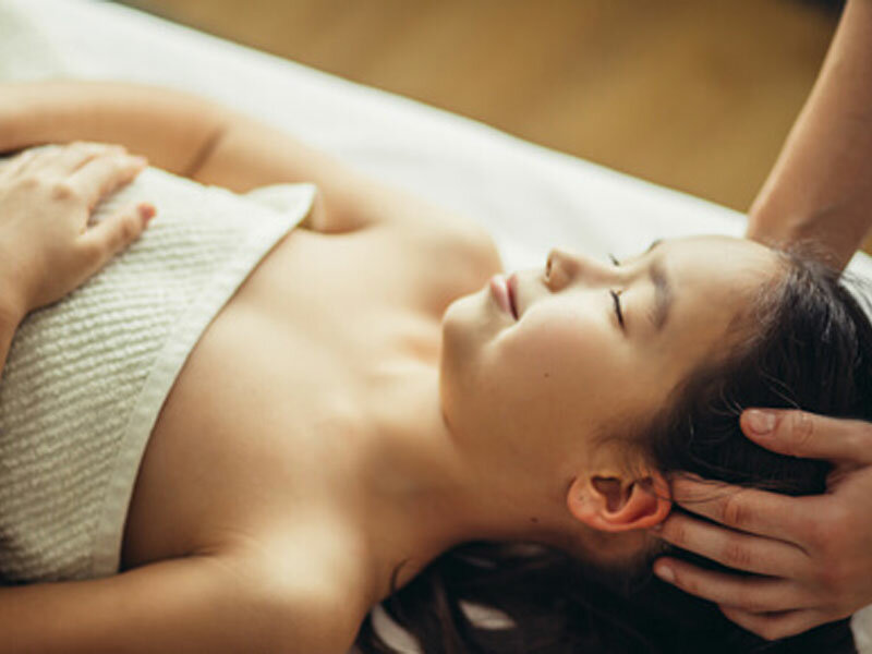 La massage enfant, à partir de 5 ans est un moment doux, de détente corporelle et un apaisement qui favorise le sommeil.