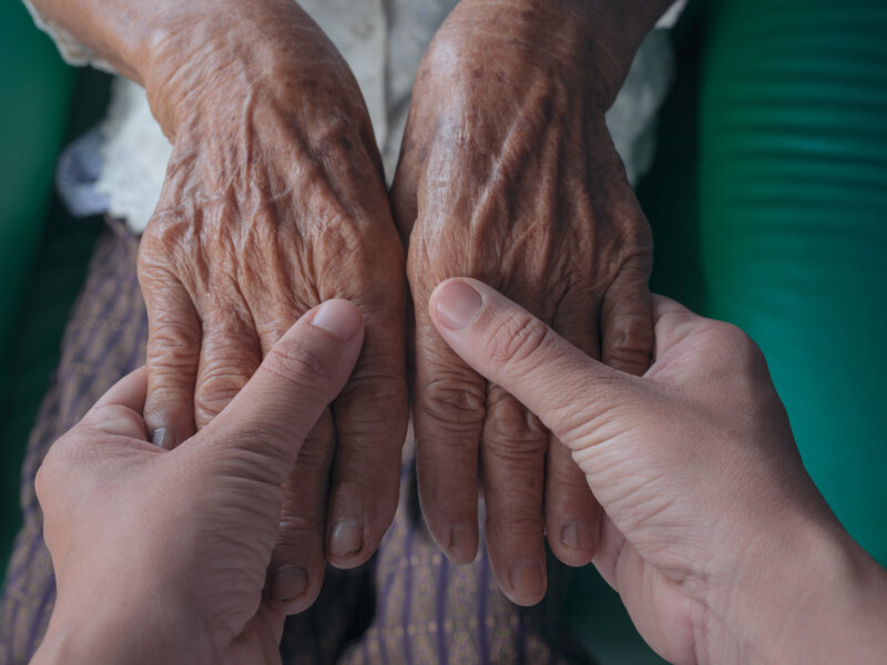 Massage des personnes âgées, un moment doux et adapté aux besoins de chacun. Une écoute, une bienveillance et une détente.