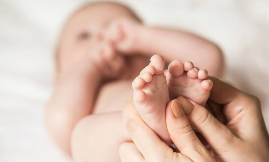 Les ateliers massage bébé avec le programme de l'AFMB.