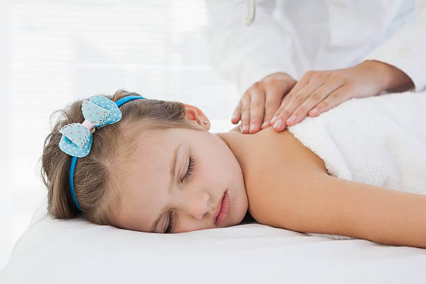 Le massage pour enfant, un moment cocooning en présence des parents.