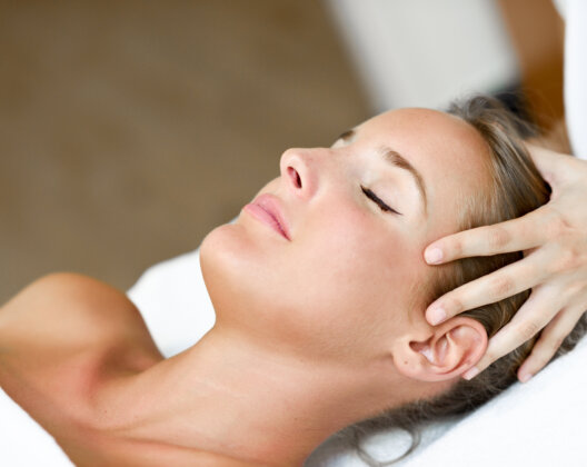 Massage facial et crânien, la spécialité bien-être de Claire Moquet pour une détente totale.